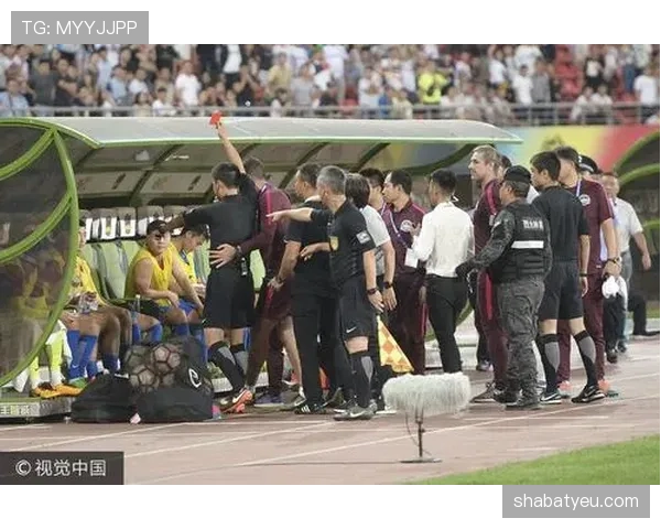 替补席吃红牌算什么判罚？规则如何界定非上场人员违纪