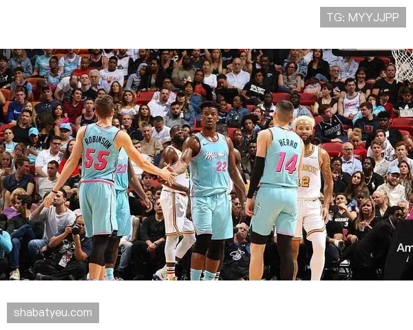 希罗转为无球跑位接球三分拉开防守缓解巴特勒压力