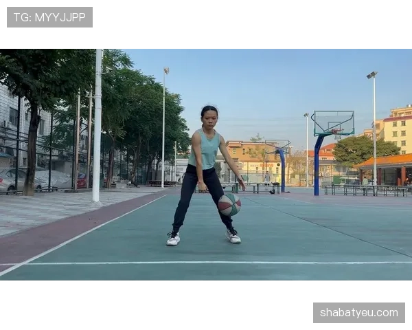 篮球运球变向的正确姿势与规则讲解，新手必学技巧